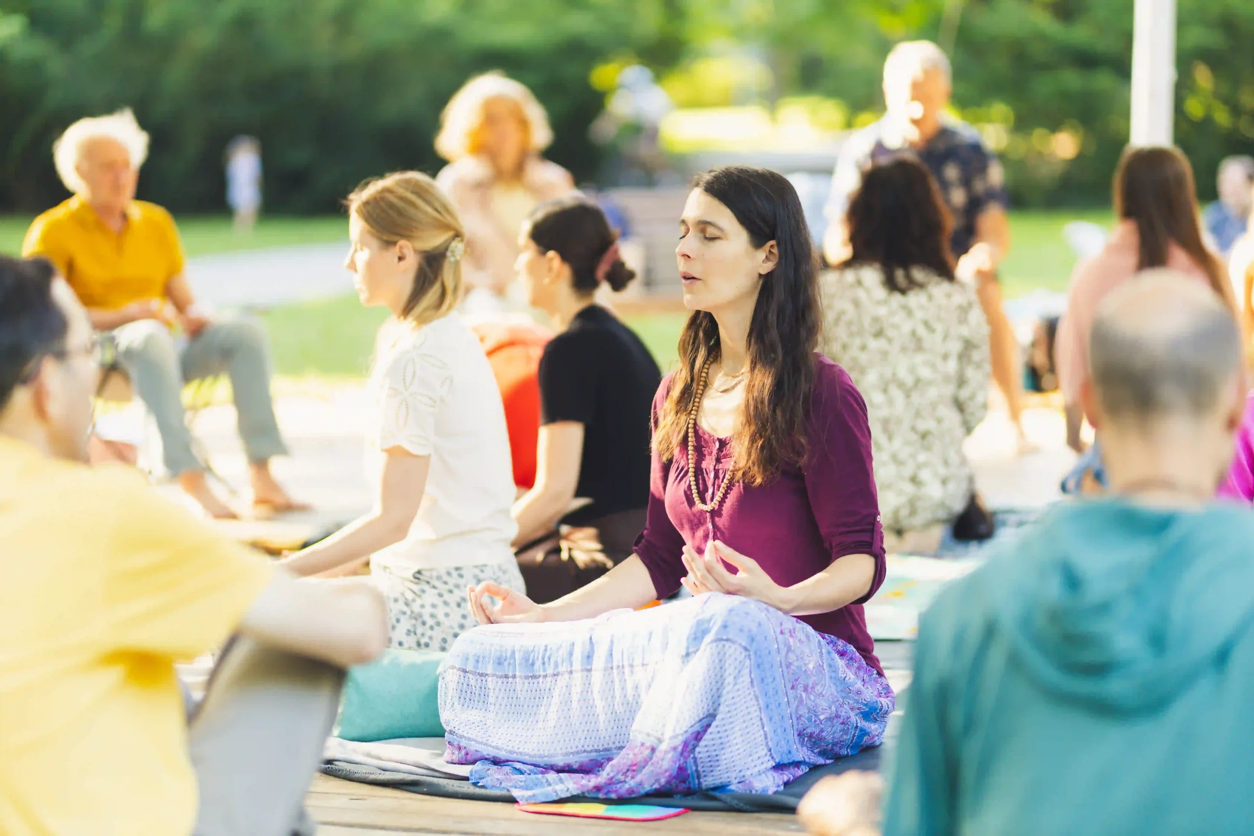 Účastníci během společné meditační praxe